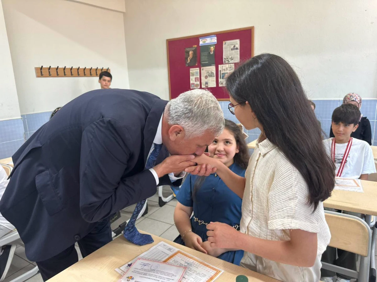 Başkan Sarıalioğlu, Öğrencilerin Karnelerini Kutladı